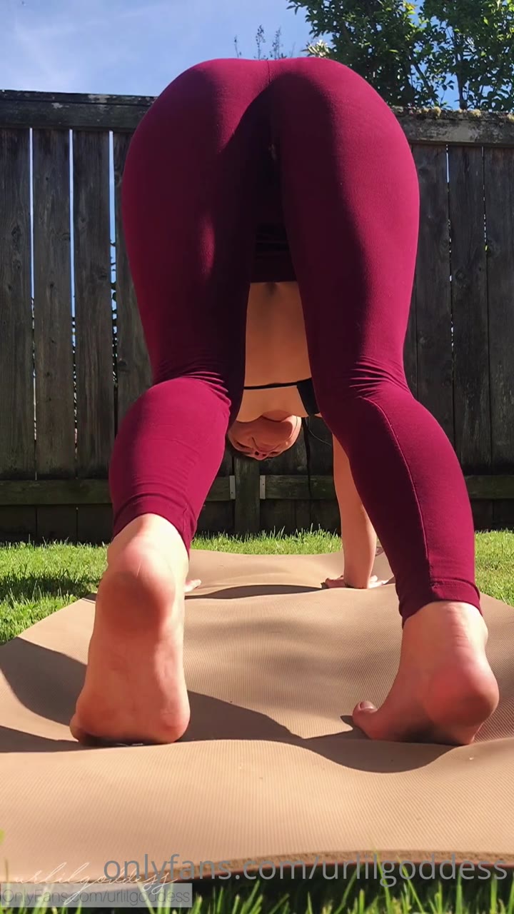 27 year-old gape queen soils nerd outdoors in urlilgoddess blowjob.