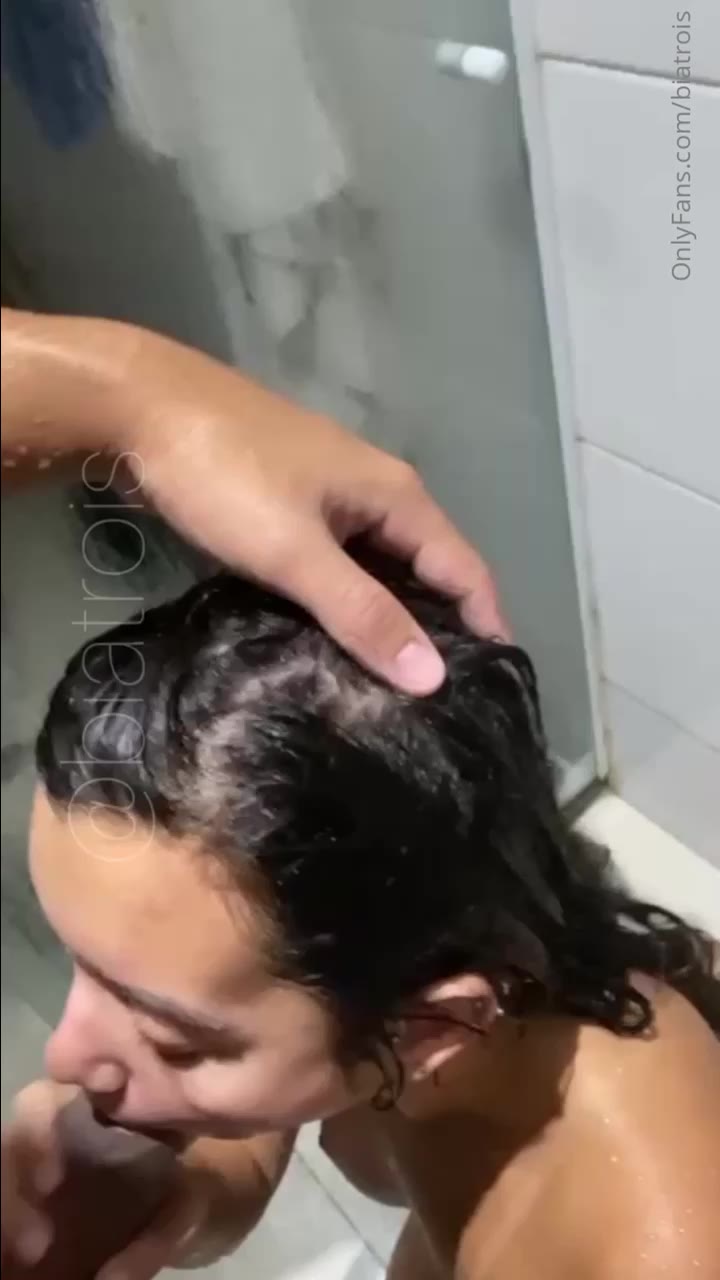 biatrois claps her ass in tight shorts