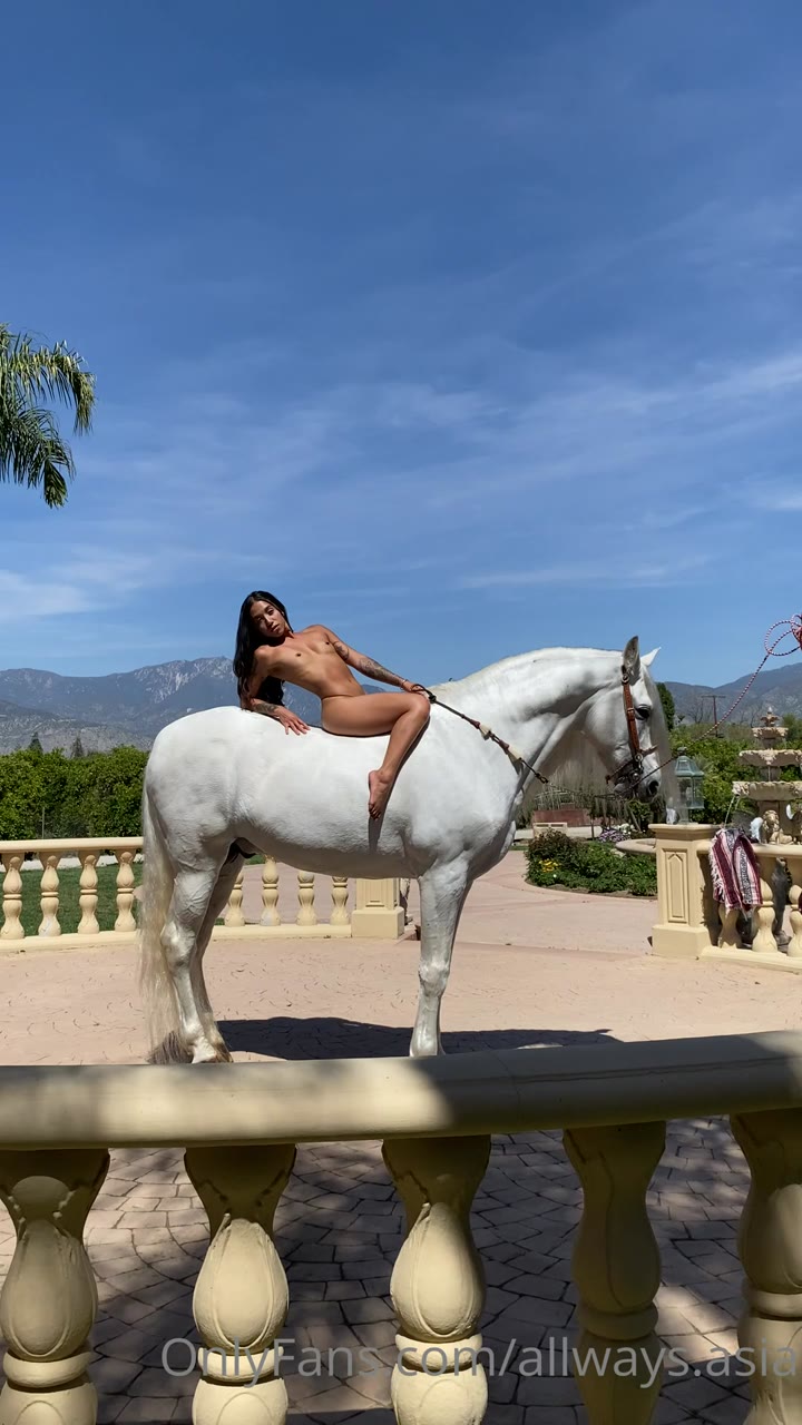 strident Asia camgirl