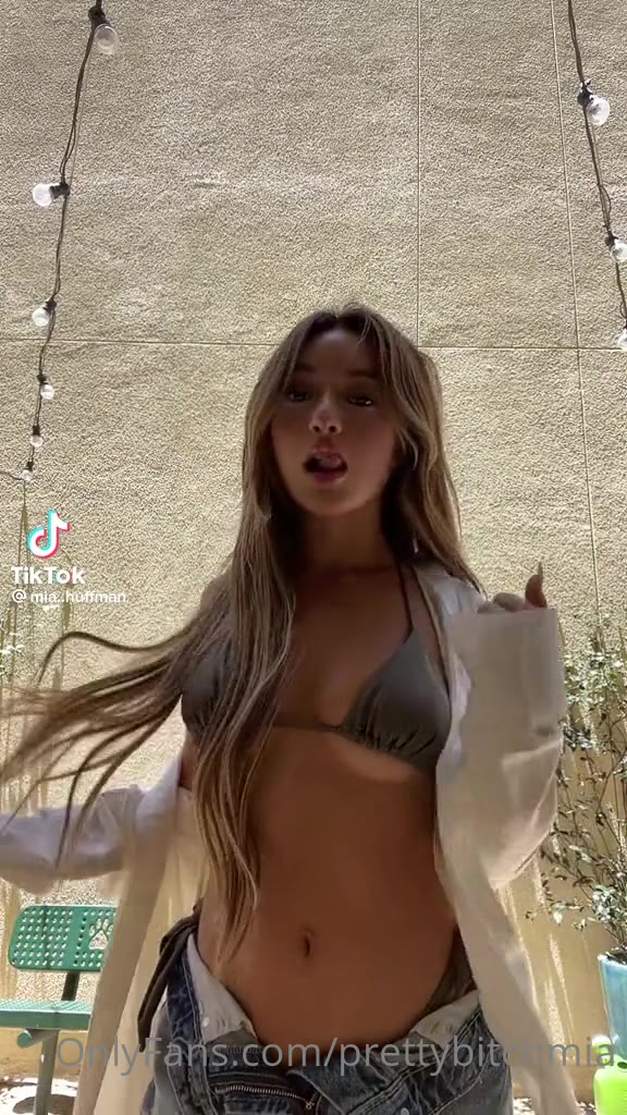 dangly Pretty bit Mia leaks Epic