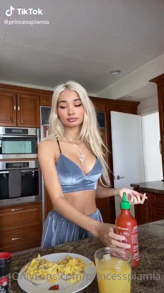 Serene sucking Princess Piamia dildo