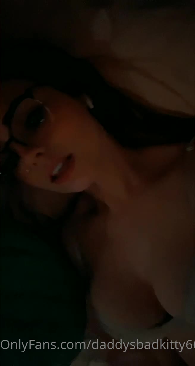 DaddysBadKitty masturbating