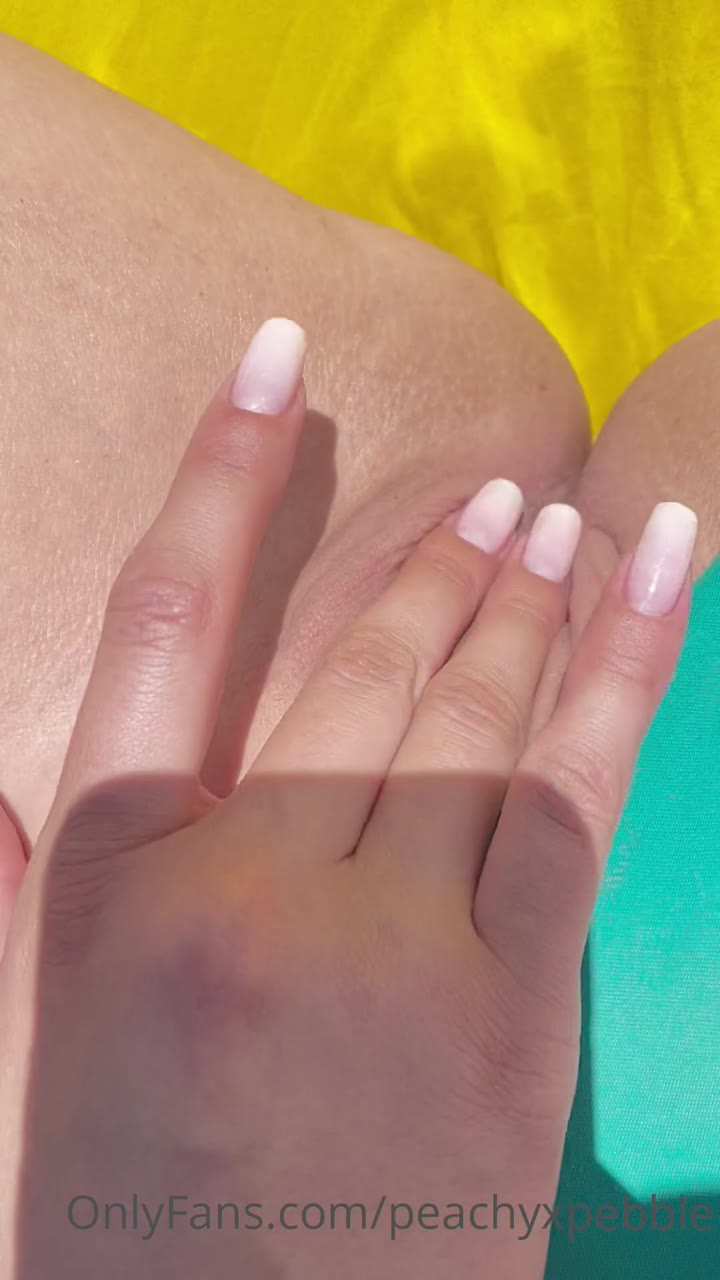 Sensational PeachyX camgirl