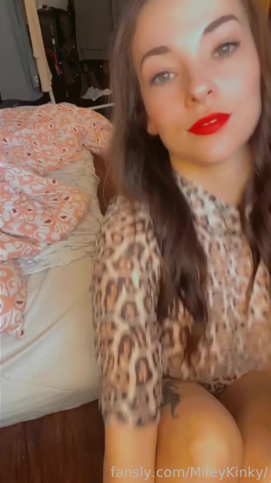 Sensational pig Miley Kinky l e a k e d