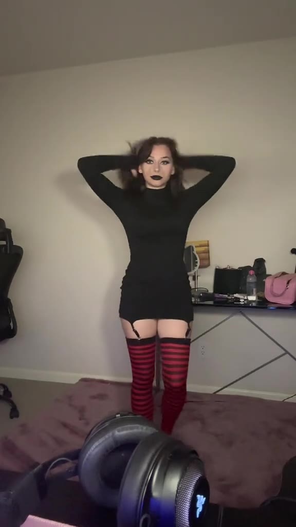 Sensational curvaceous Ziah solo