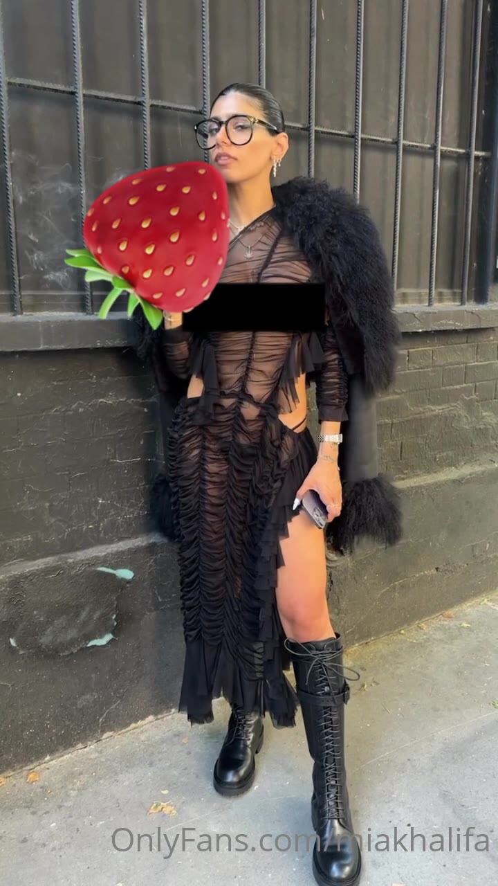 Sensational bigthot Mia Khalifa leaked sextape