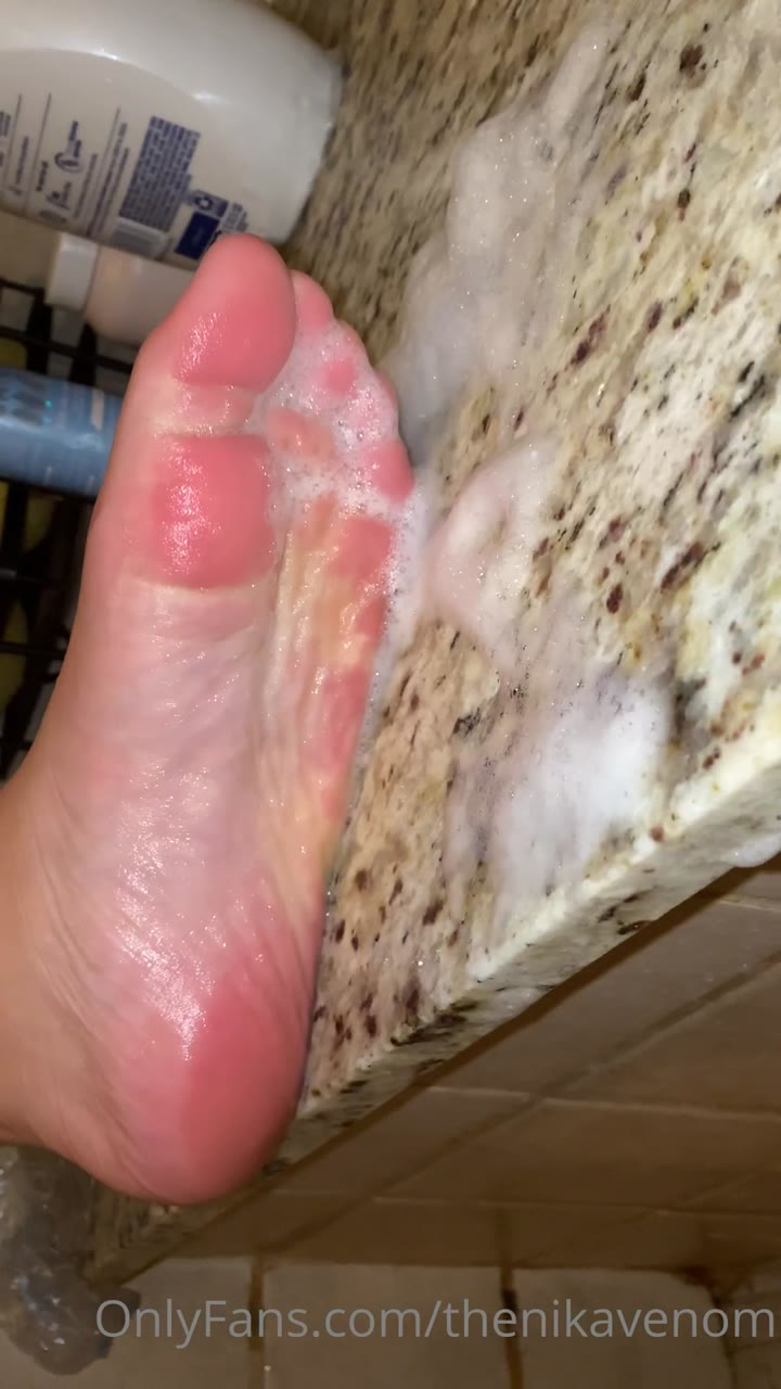 mannish sucking Nika Venom face