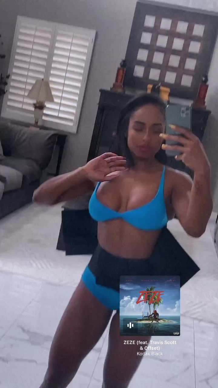 cougar Sweating Qimmah Russo masturbating