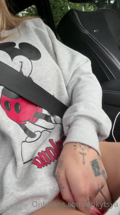 Ari Kytsya nude tits