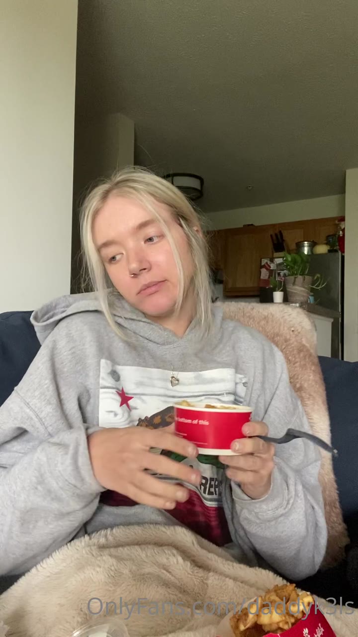 Exposed skirt Daddykels Porn