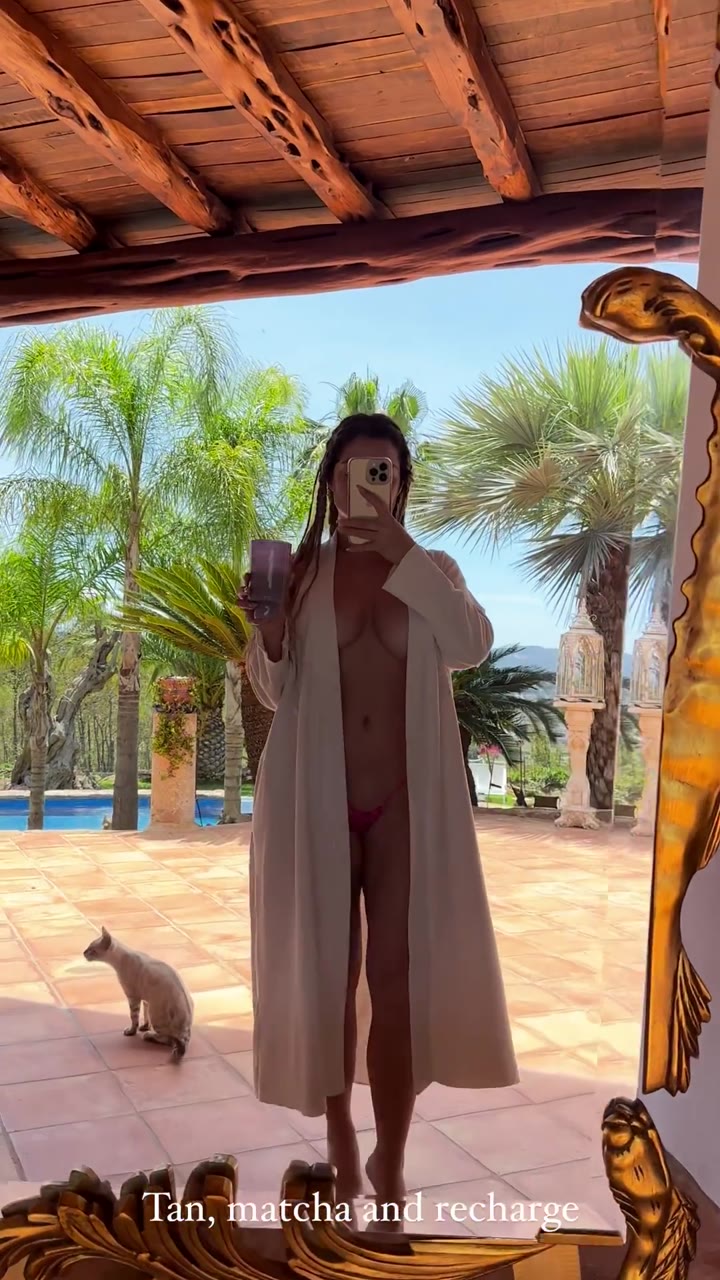 Demi Rose cams Exposed