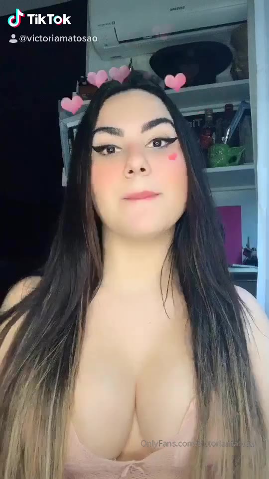 Curvy Victoria Matosa tits