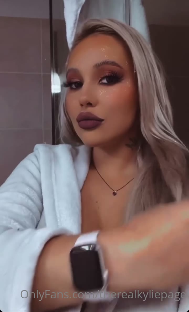 Sensational fuckdoll Big tits Kylie Page nude pic