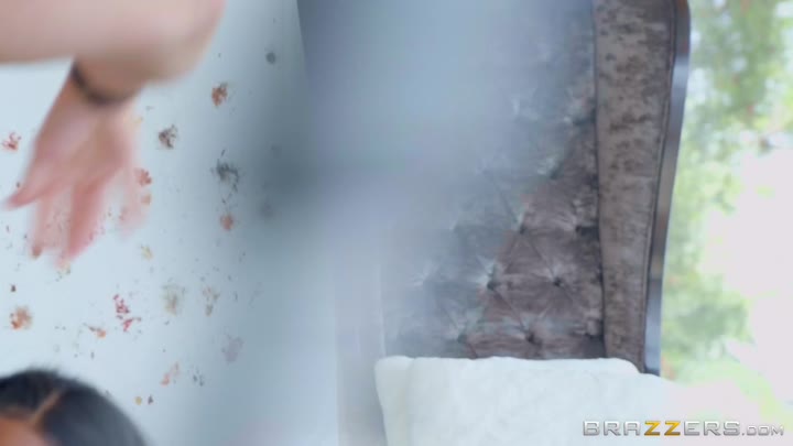 Caucasian Sarah Banks camgirl FullVID