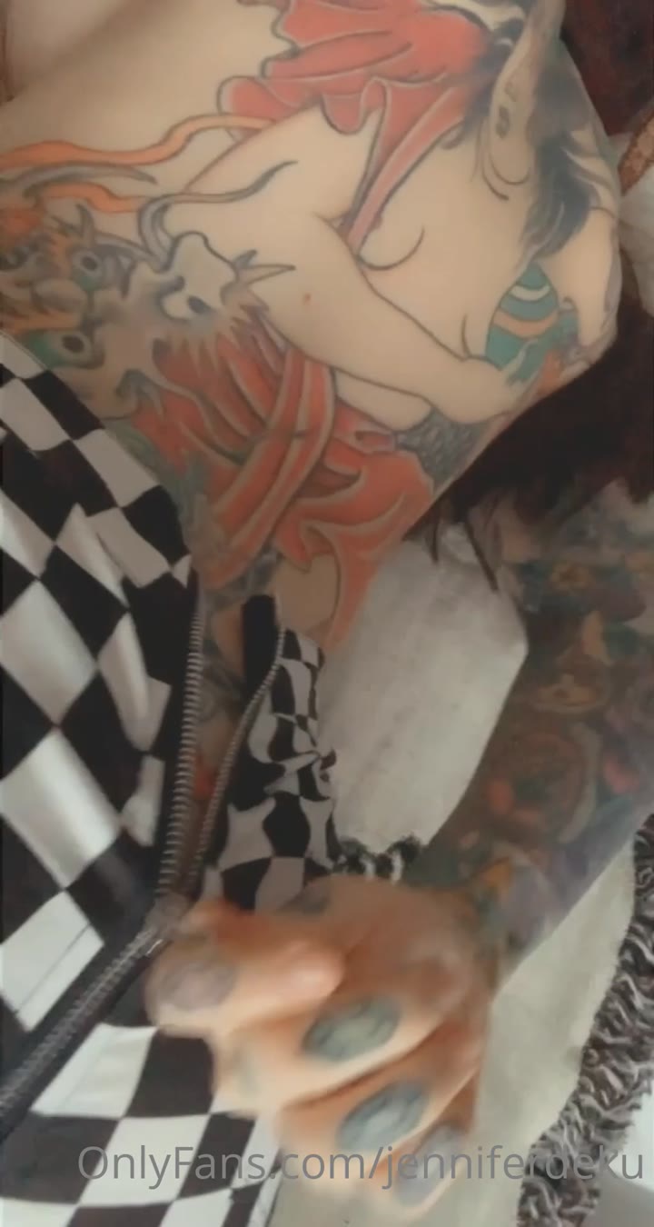 Babe Jennifer Deku boobs