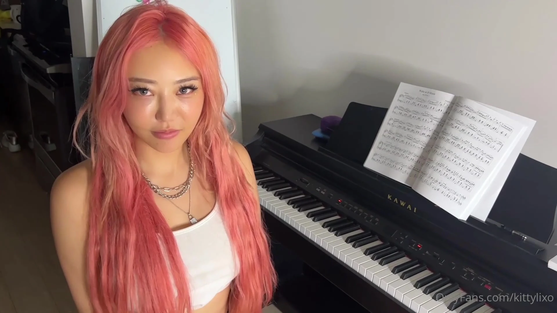 Exposed asian Kittylixo masturbating