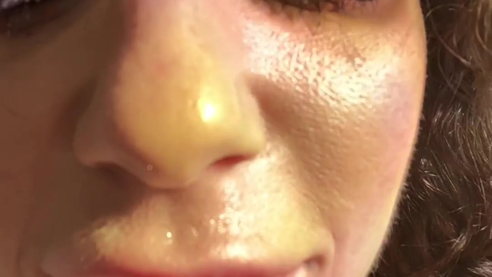 Sensational babe Mama Fiona masturbating