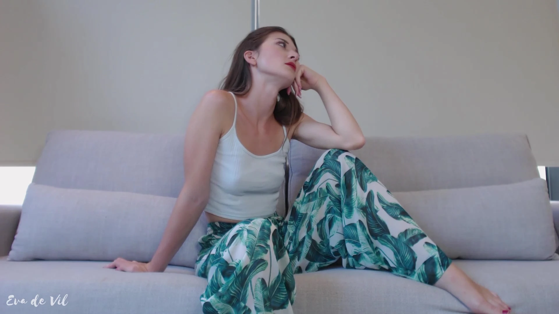 Skilled sucking brunette Eva de Vil pussy