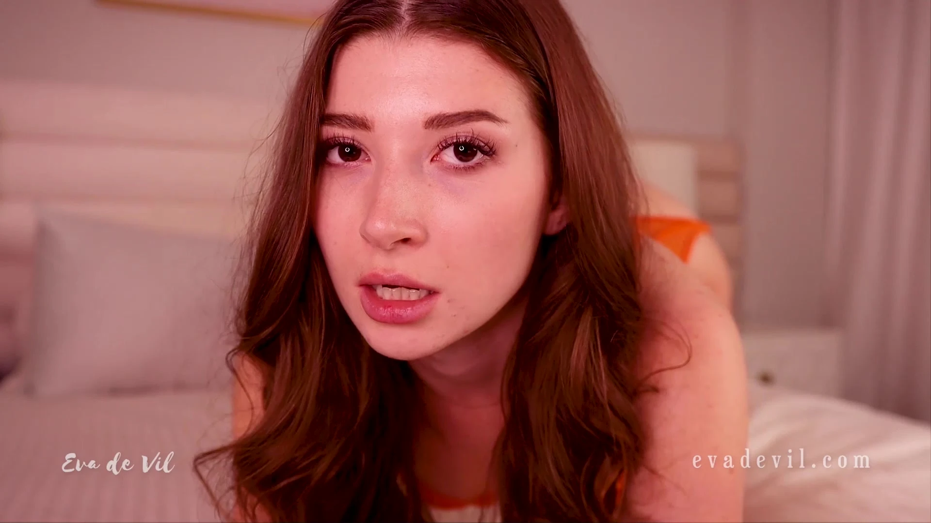 Confident  caucasian Eva de Vil masturbating