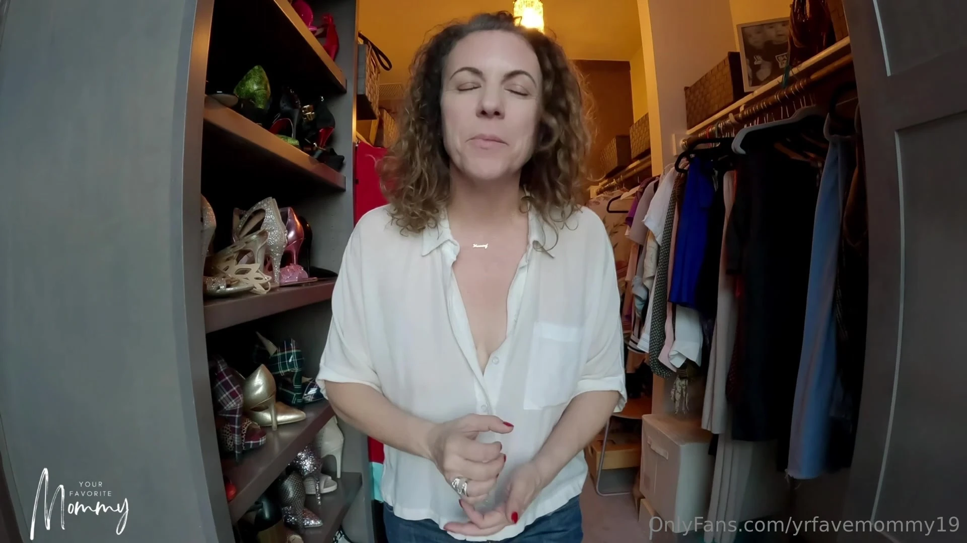 Sensational BABE petite Mama Fiona cams