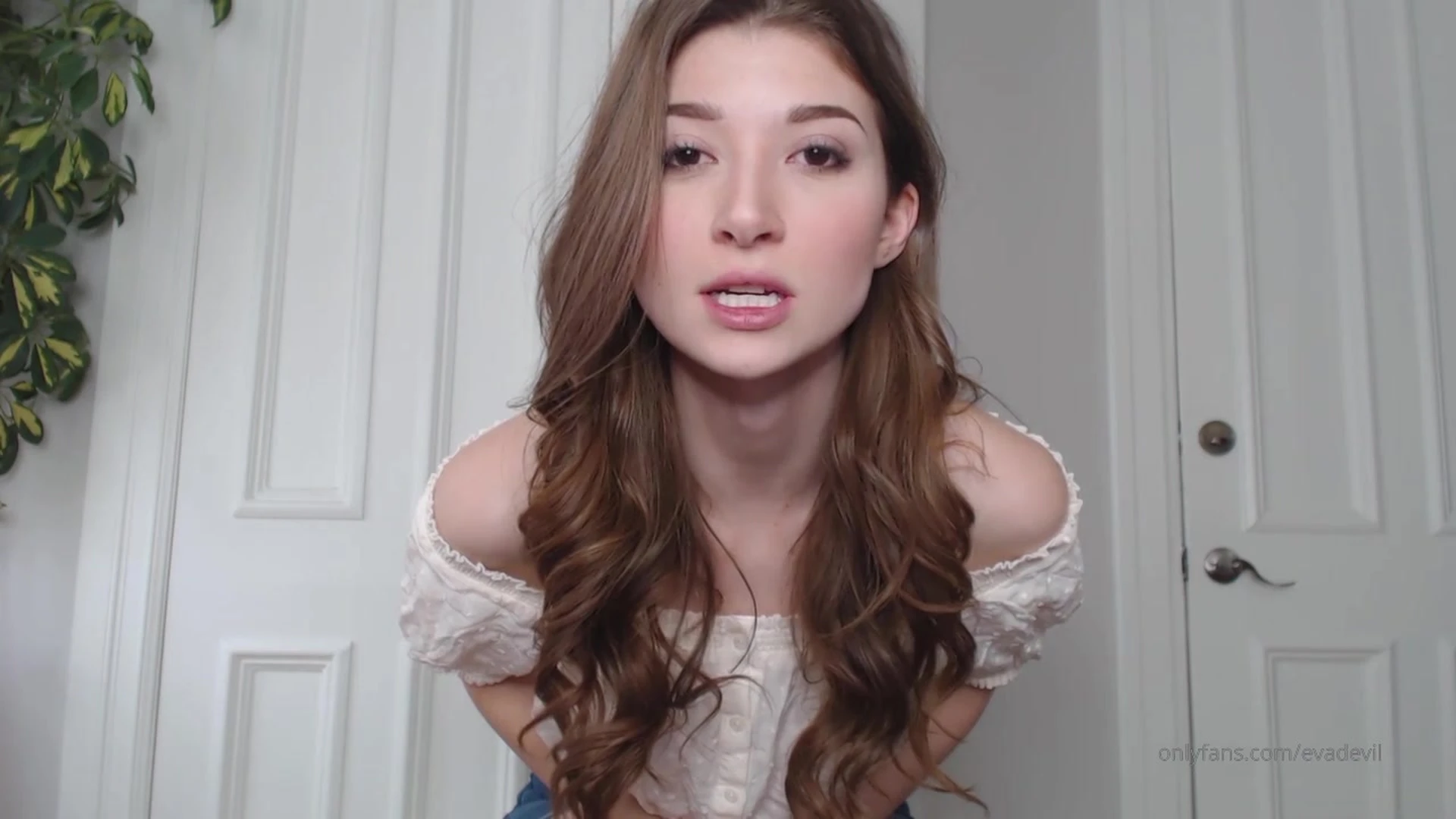 Sensational egirl babe Eva de Vil naked Exclusive full video