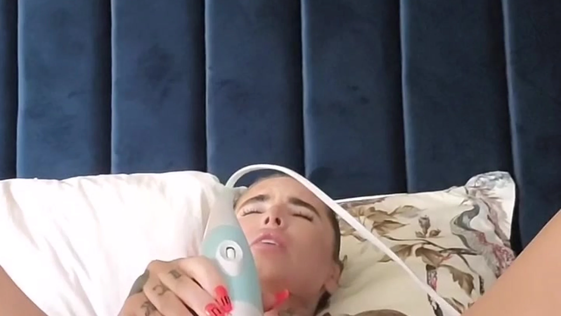 Sensational big tits Christy Mack bg