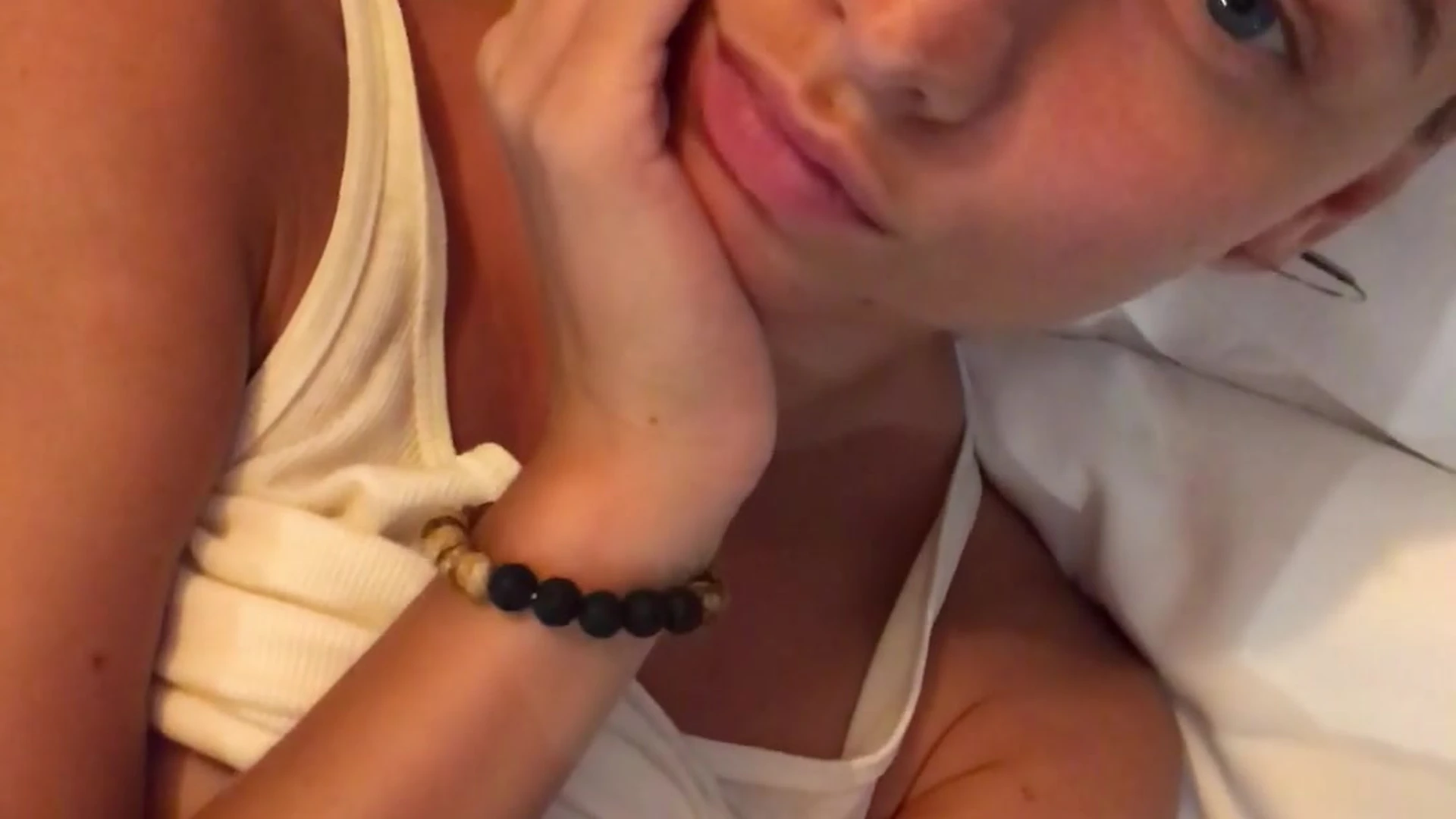 sexy hoe slim Lily Ivy masturbating