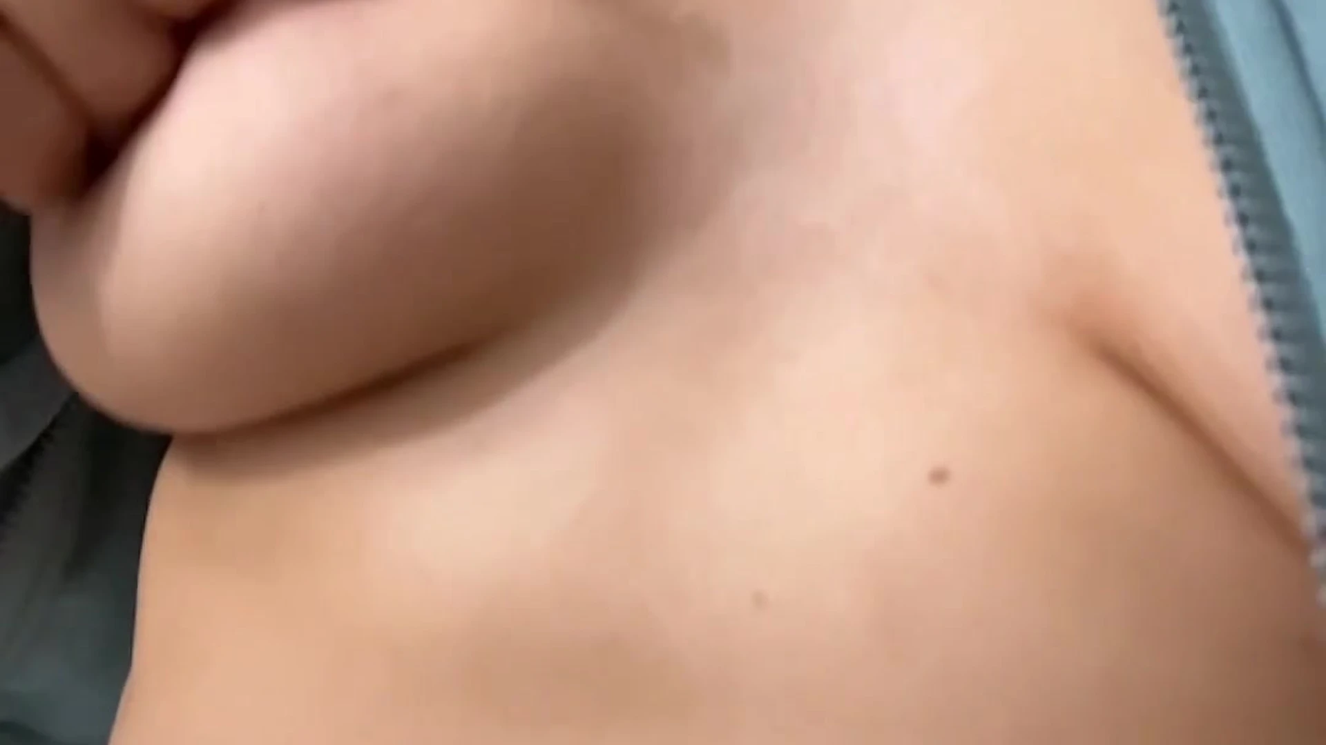 Exposed natural boobs Mama Fiona sex leak