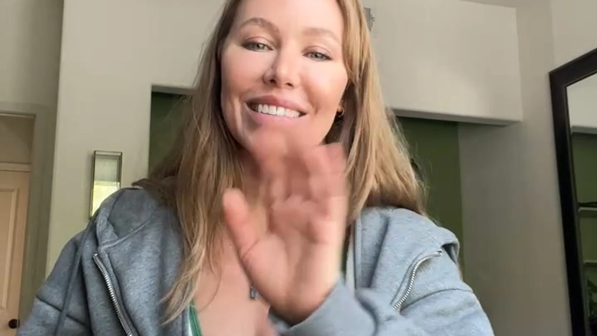 Exposed natural boobs Nicole Aniston l e a k e d