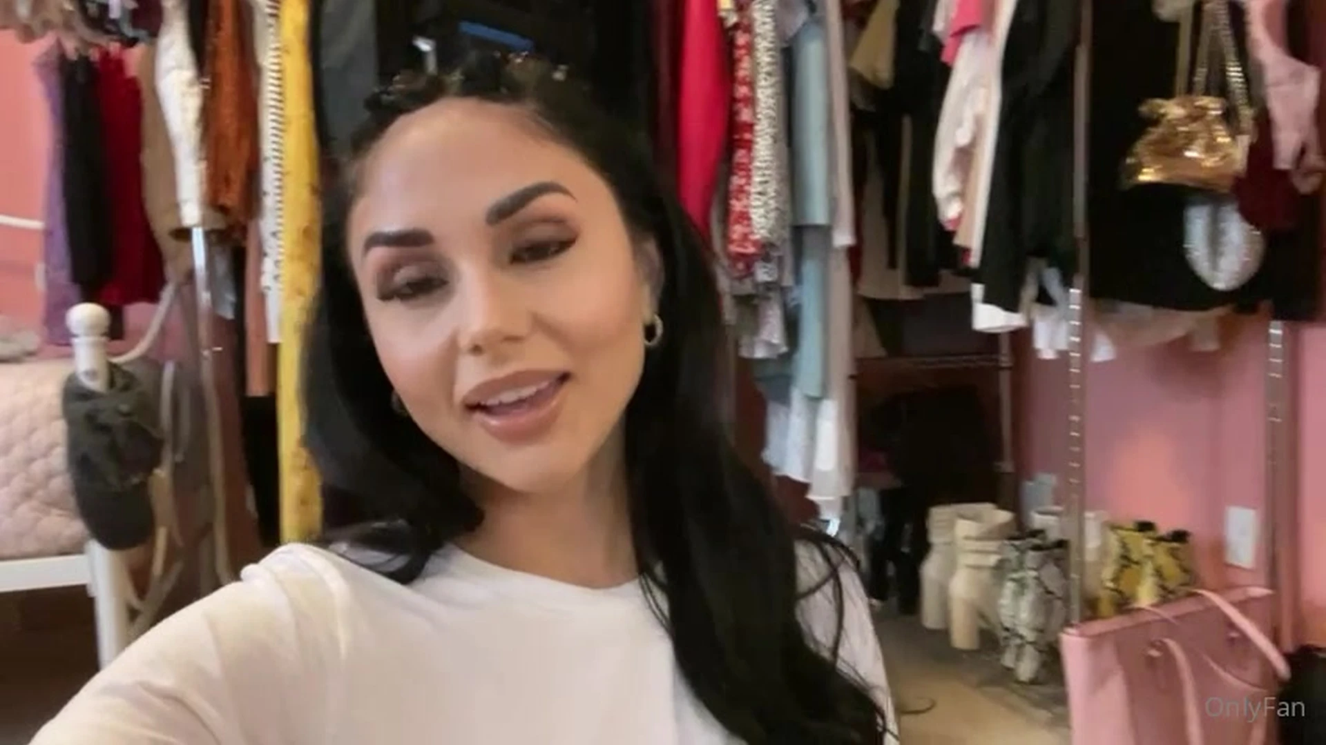 influencer babe Ariana Marie nude