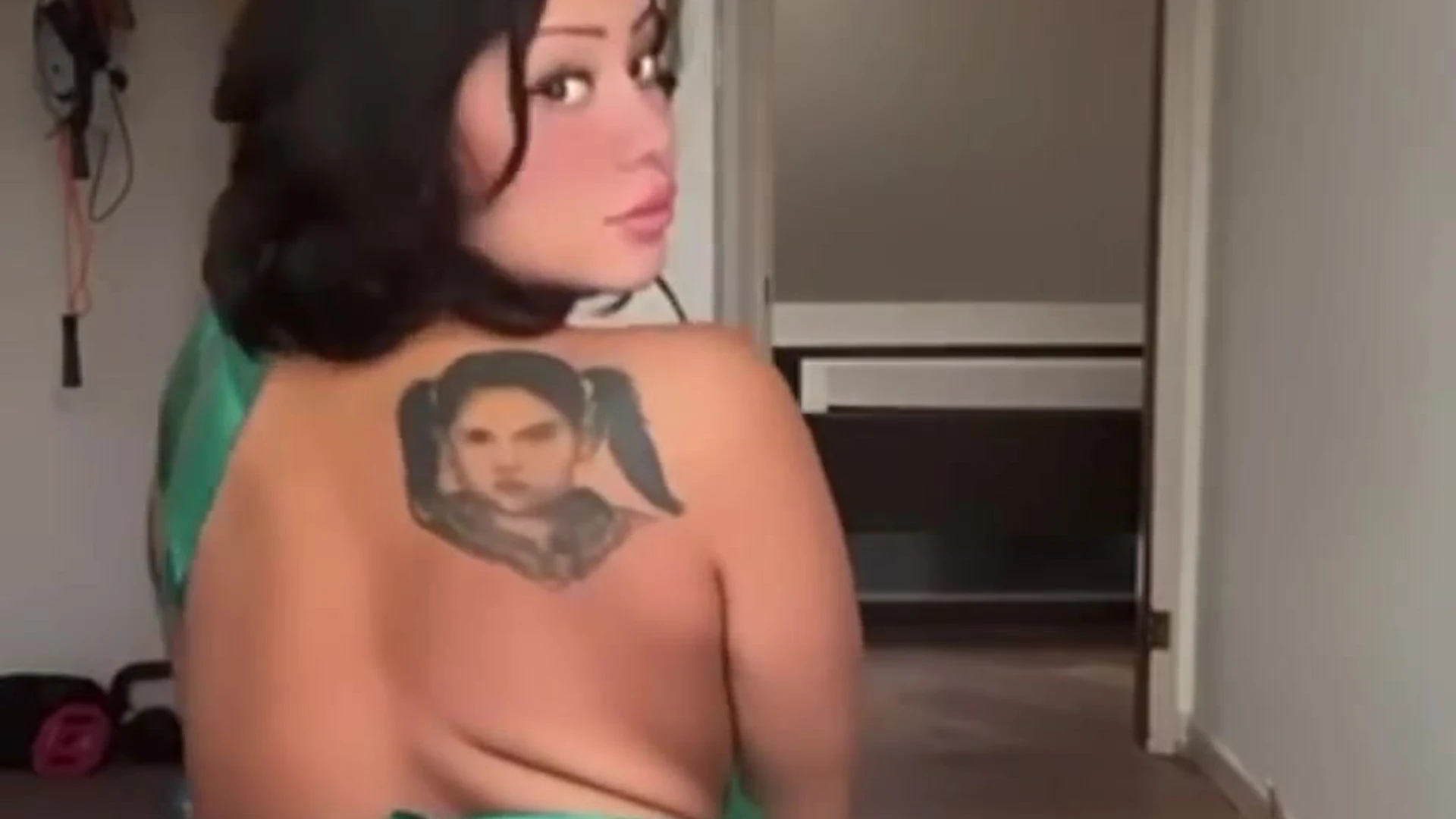 Exposed gorgeous Canadian Chromazz nude tits