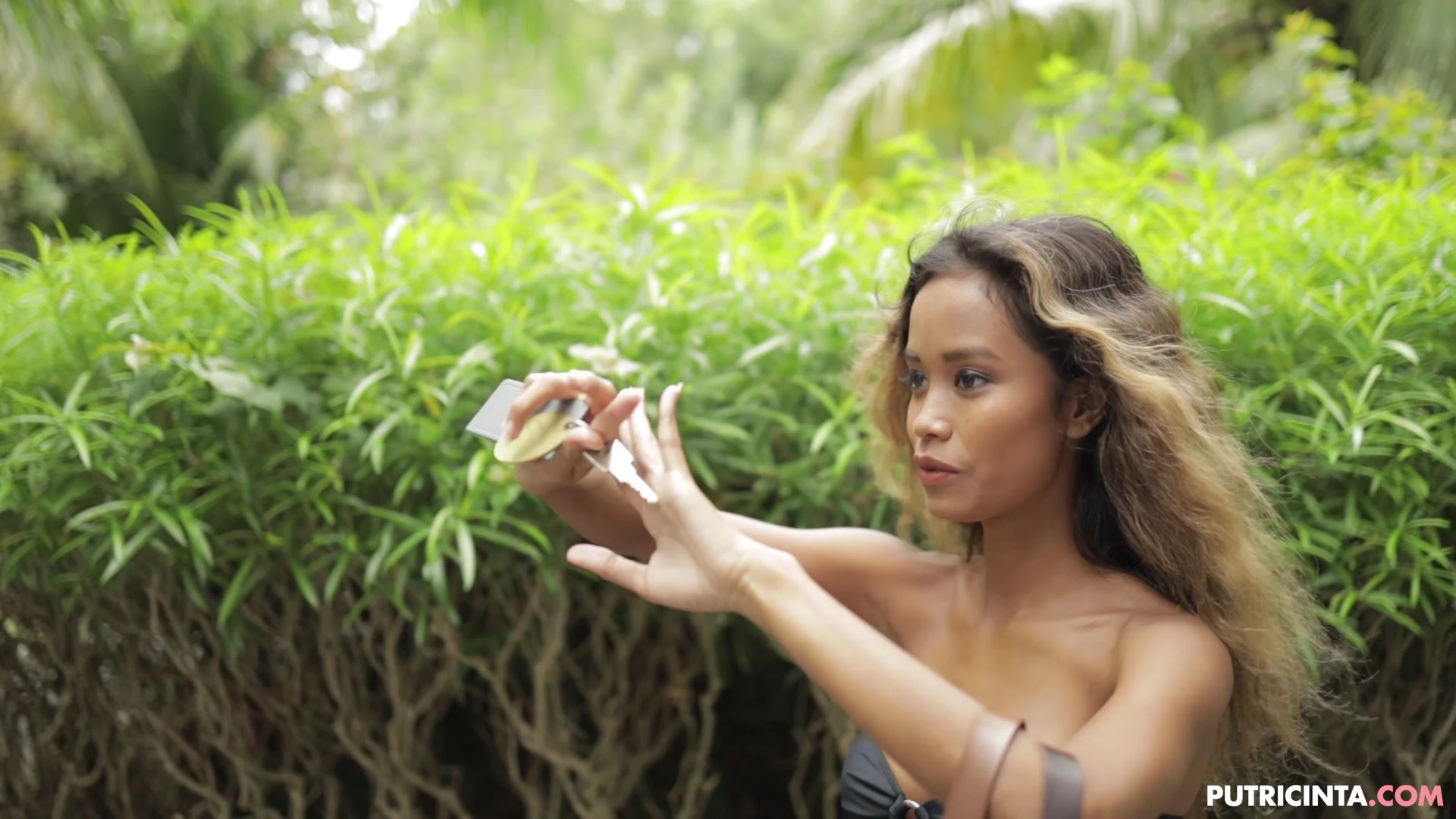 Asian Putri Cinta nude tits private dm video