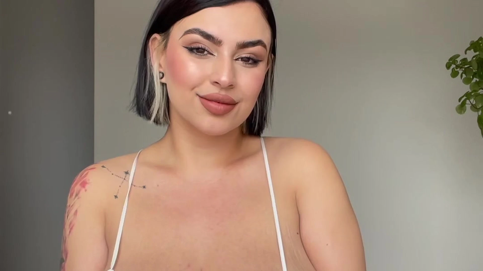 attractive Sweating Blonde amarettoh of