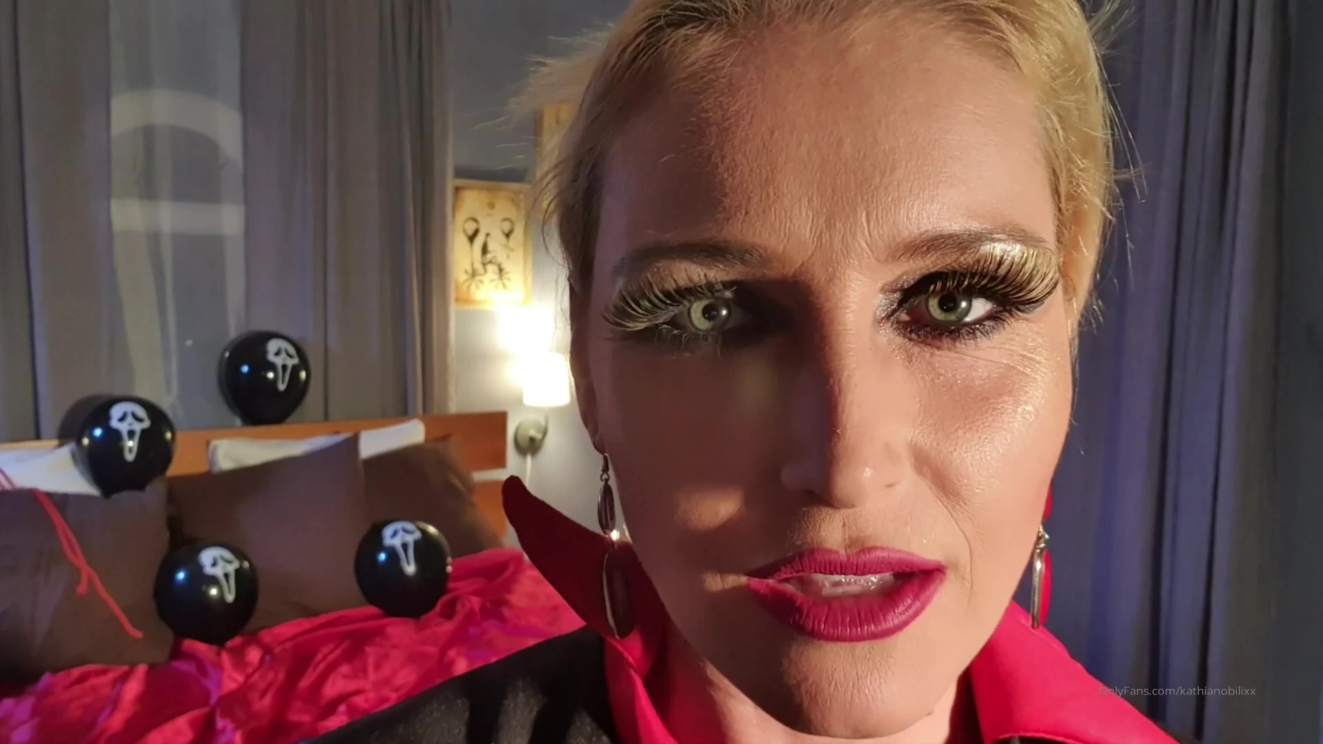 Blonde Kathia Nobili collab