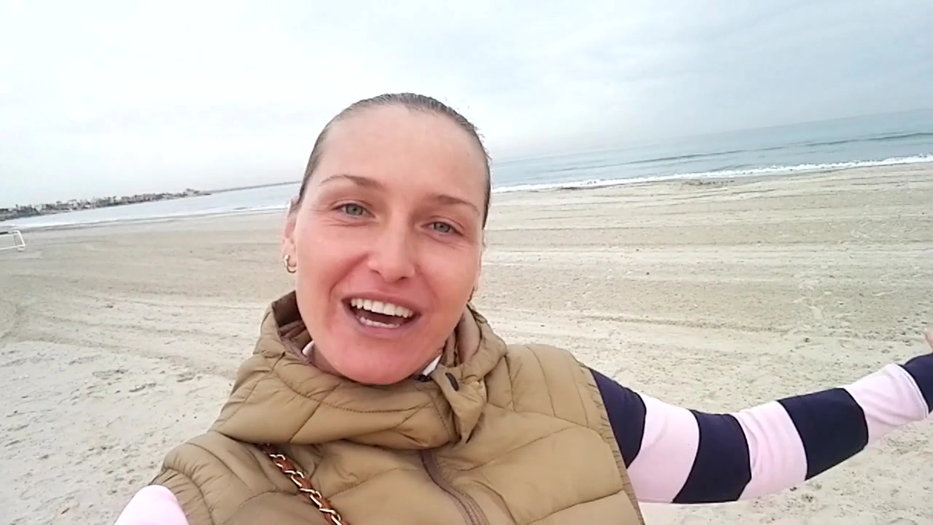 Blonde Kathia Nobili cams