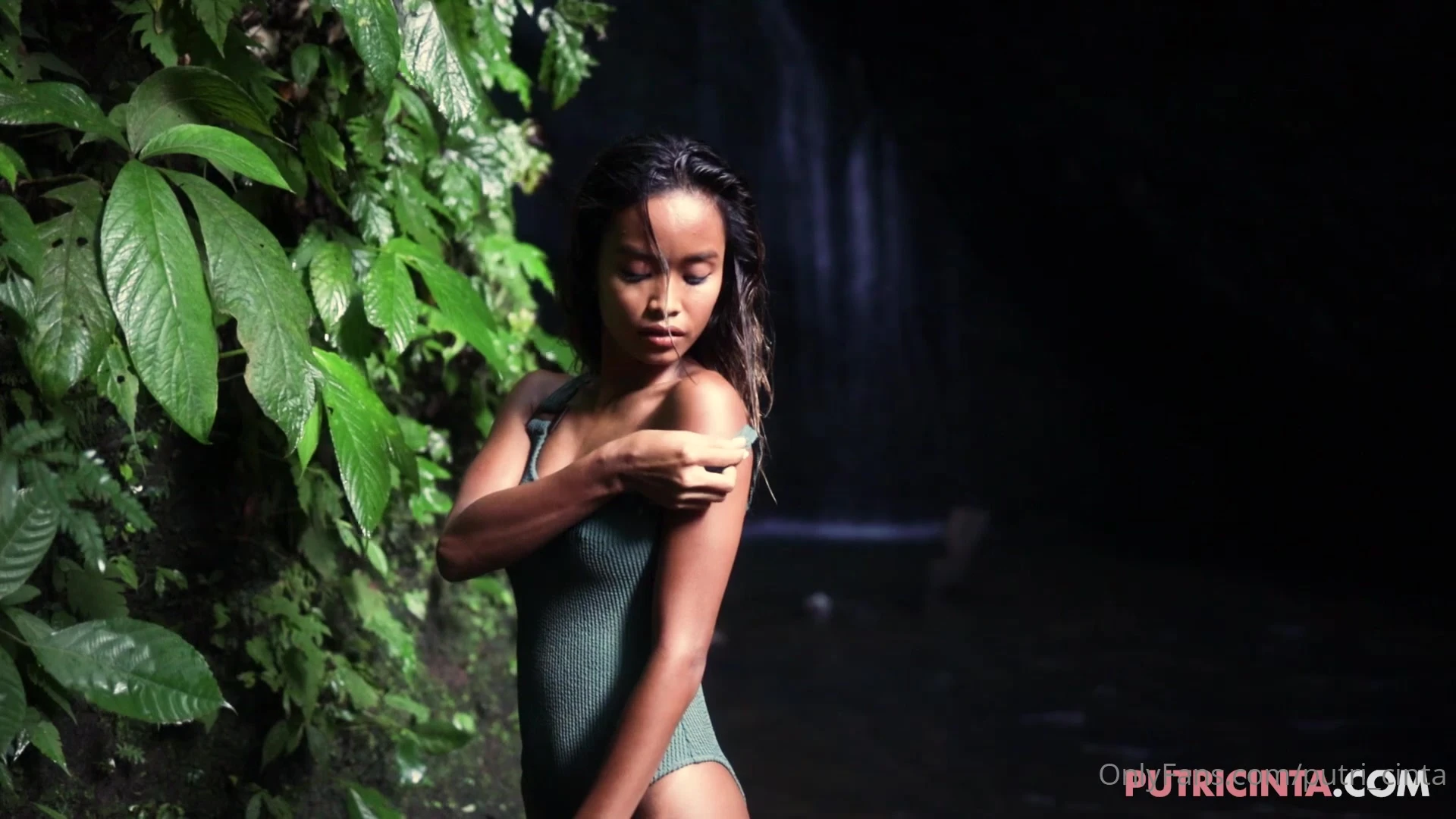 attractive Indonesian Putri Cinta joi