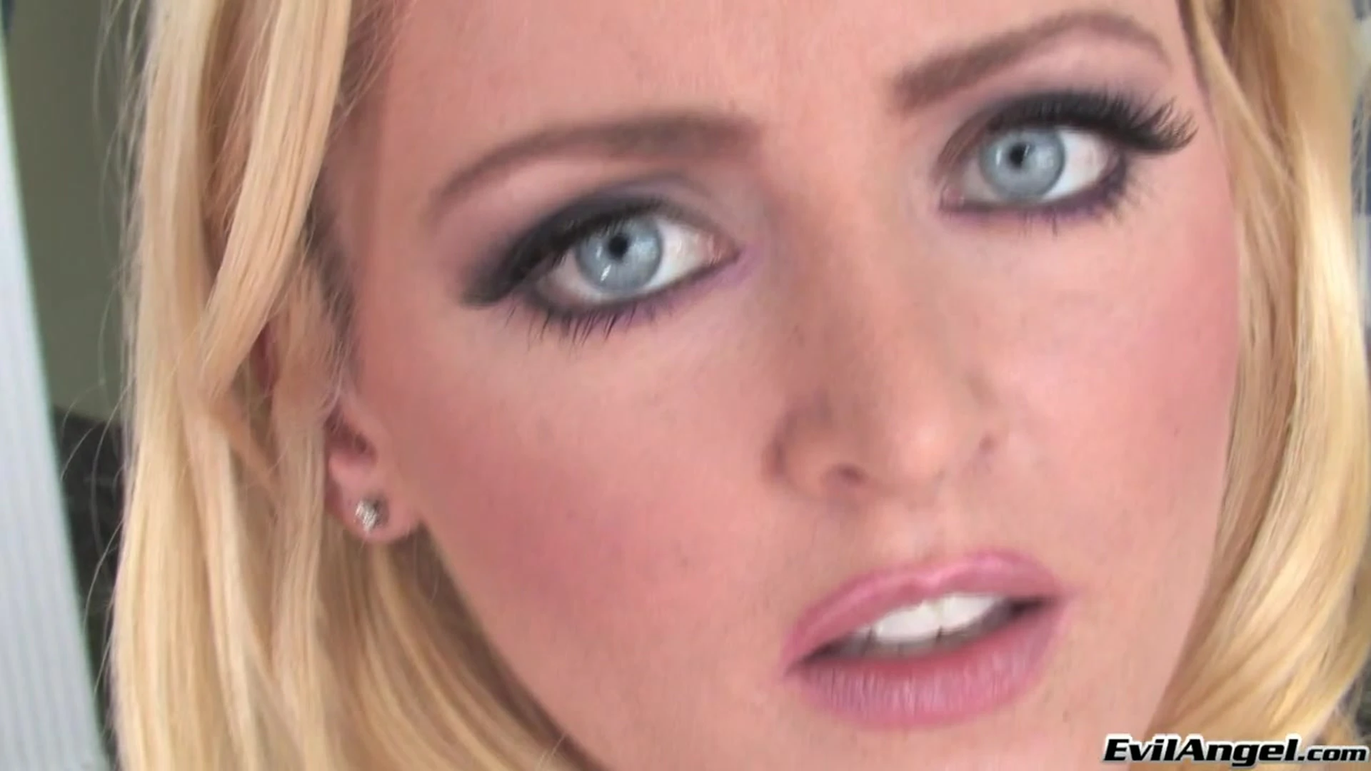 Sensational Fake Tits Sophie Dee bg