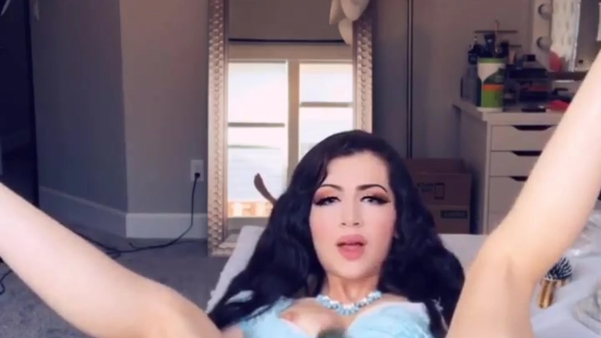 slim Ariana Mumtaz of