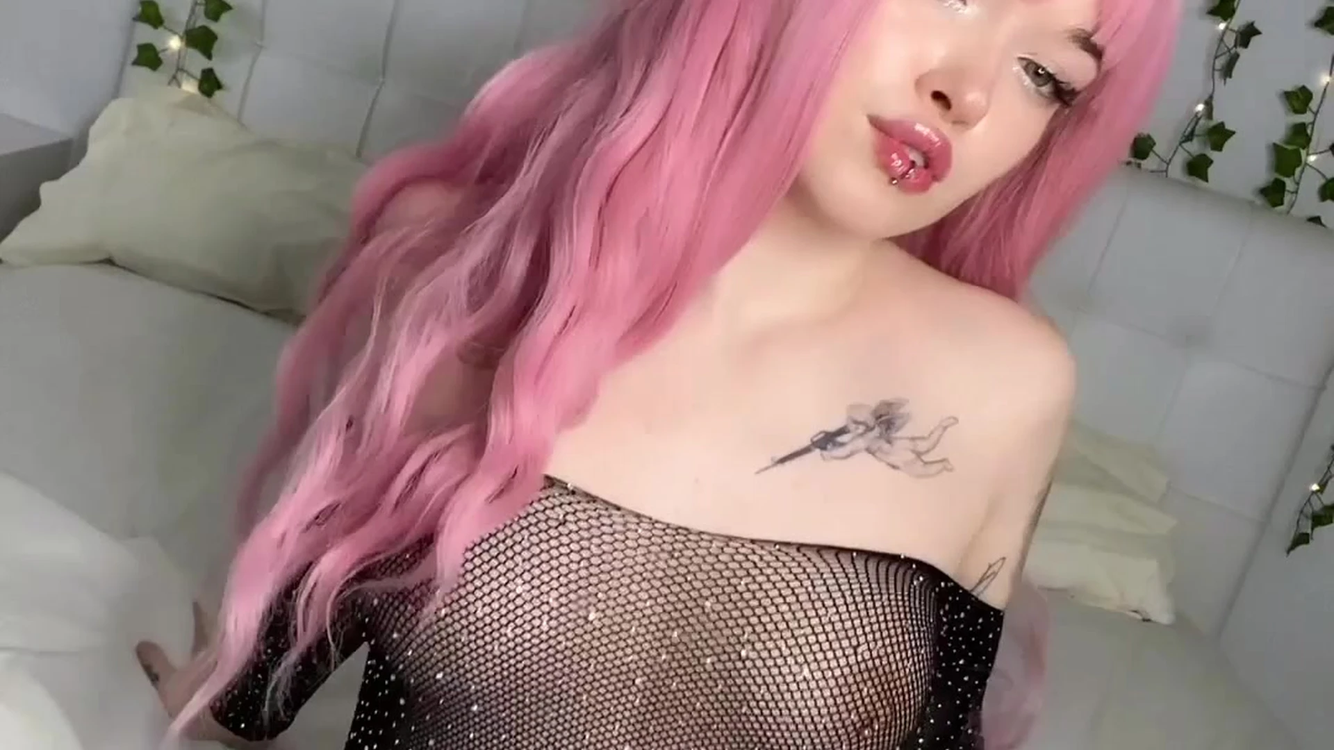 Brunette Mia Yokai dildo