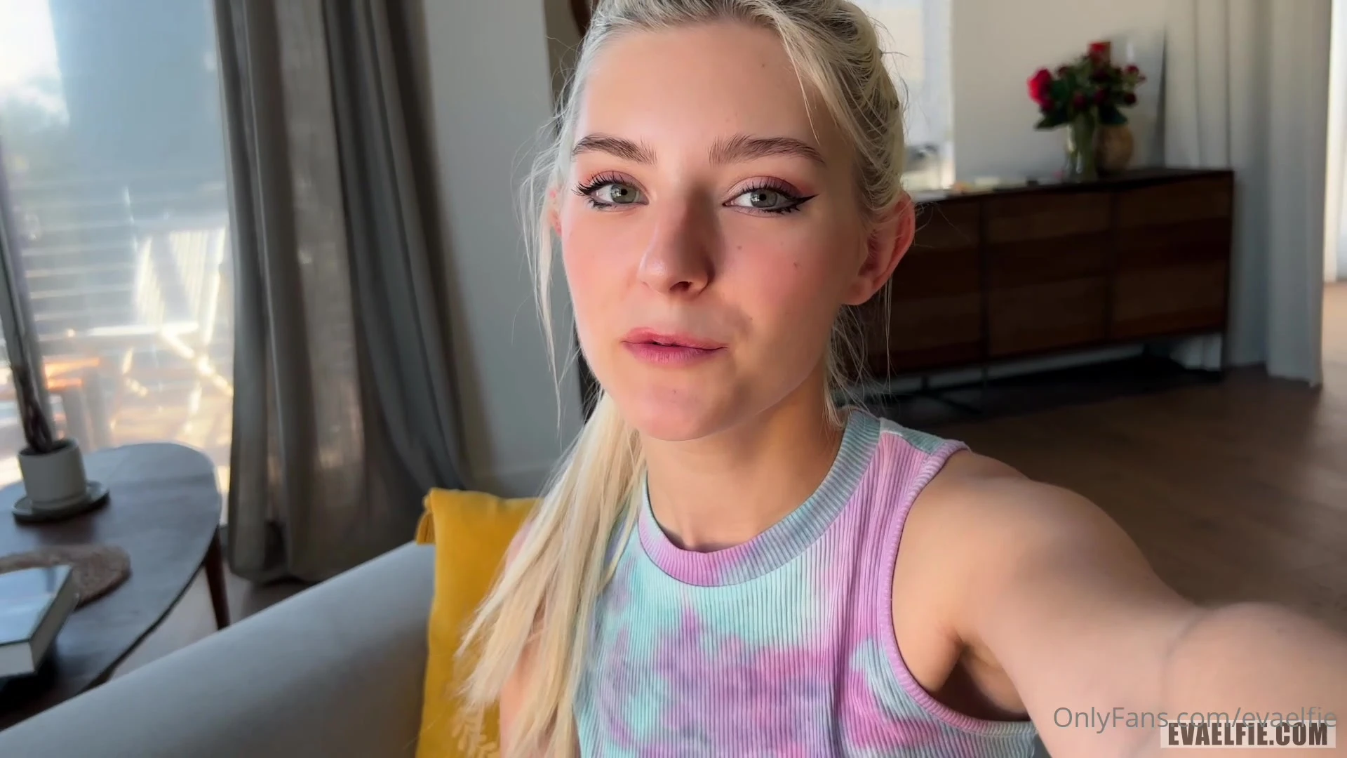 Sensational Petite Eva Elfie camgirl